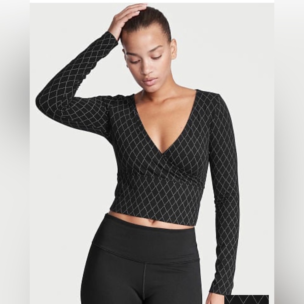 VICTORIA'S SECRET
Cotton Wrap Top. New. Black  & White. Long sleeve crop top M
